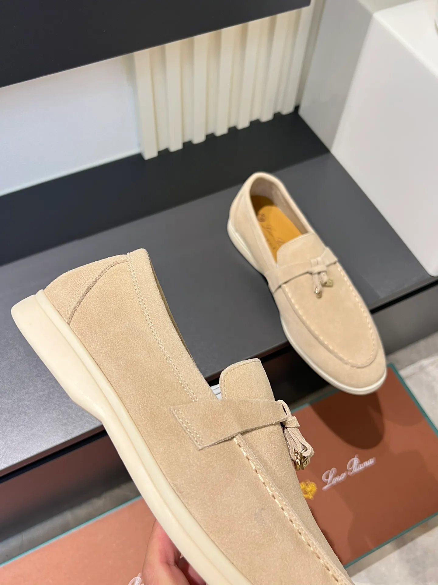 Men's shoes 💰p360 "Loro men's shoes 💰pian'*" Classic L men's shoes for couples 💰p Top version British flat loafers, a must-have item in old money style, the minimalist design is eye-catching and durable, a plus point for dressing The soft foot feel and texture are outstanding. They don’t scratch your feet and are very nice. They are matched with soft and waxy soles. They can be worn daily for a long time without getting tired. They are easy to wear, versatile and classic items, with perfect foot feel and texture! Imported cashmere fabric, the lining is made of imported A-grade water-dyed cow lining, the top version of the genuine leather midsole is sewn with pure handmade mark thread! Size: Female 35-40 (34. Customized) Male 38-44 (45.46. Customized)